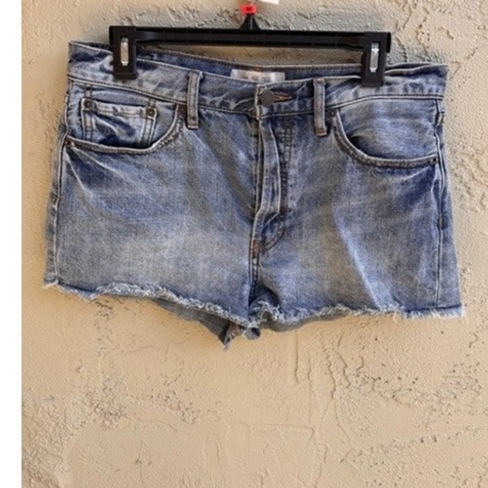 Free People Blue Denim Shorts Boho Festival Edgy Acid Wash High Rise Raw Hem